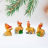 фигурка лошадка  из денег в красных колпаках 6см. 4вида фигурка лошадка  из денег в красных колпаках 6см. 4вида